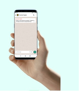Persona escribiendo por WhatsApp desde su celular